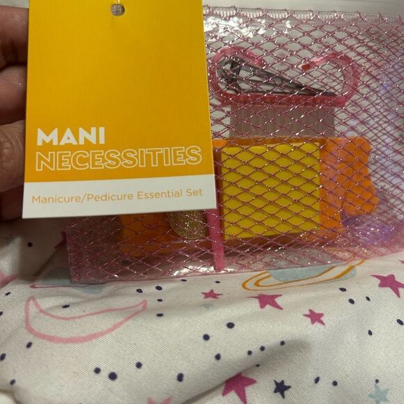 NWT  Nail CareSet - Picture 4 of 11